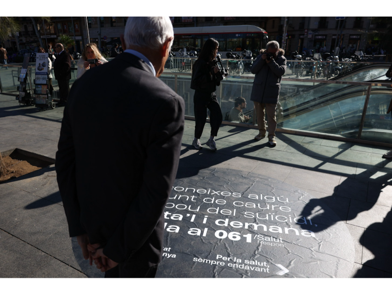 El conseller de Salut, Manel Balcells, a la plaça Universitat de Barcelona, mirant la imatge de la campanya.