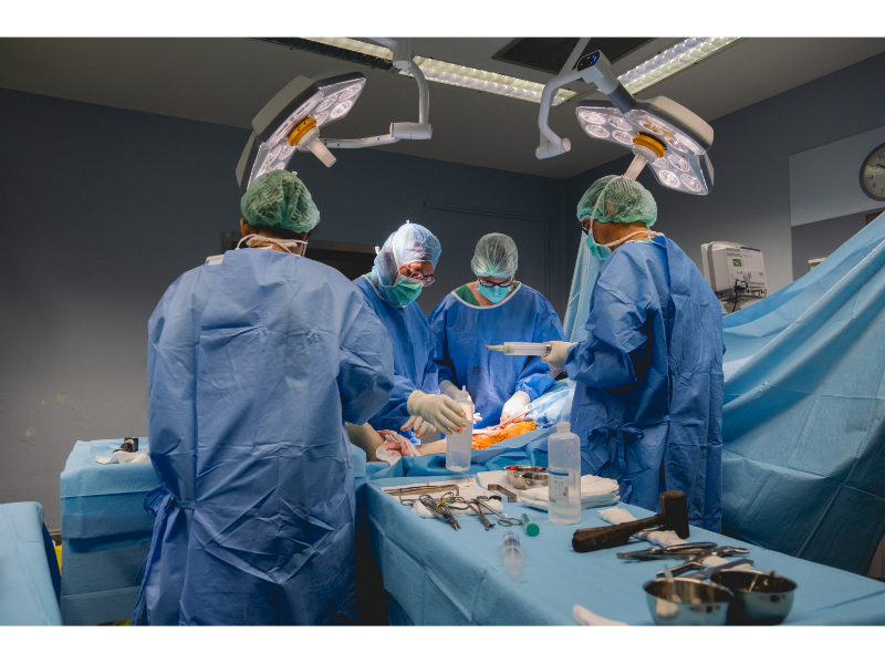 Operació de pròtesi de genoll de l¿equip de traumatòlegs a l¿Hospital Universitari Santa Maria de Lleida.