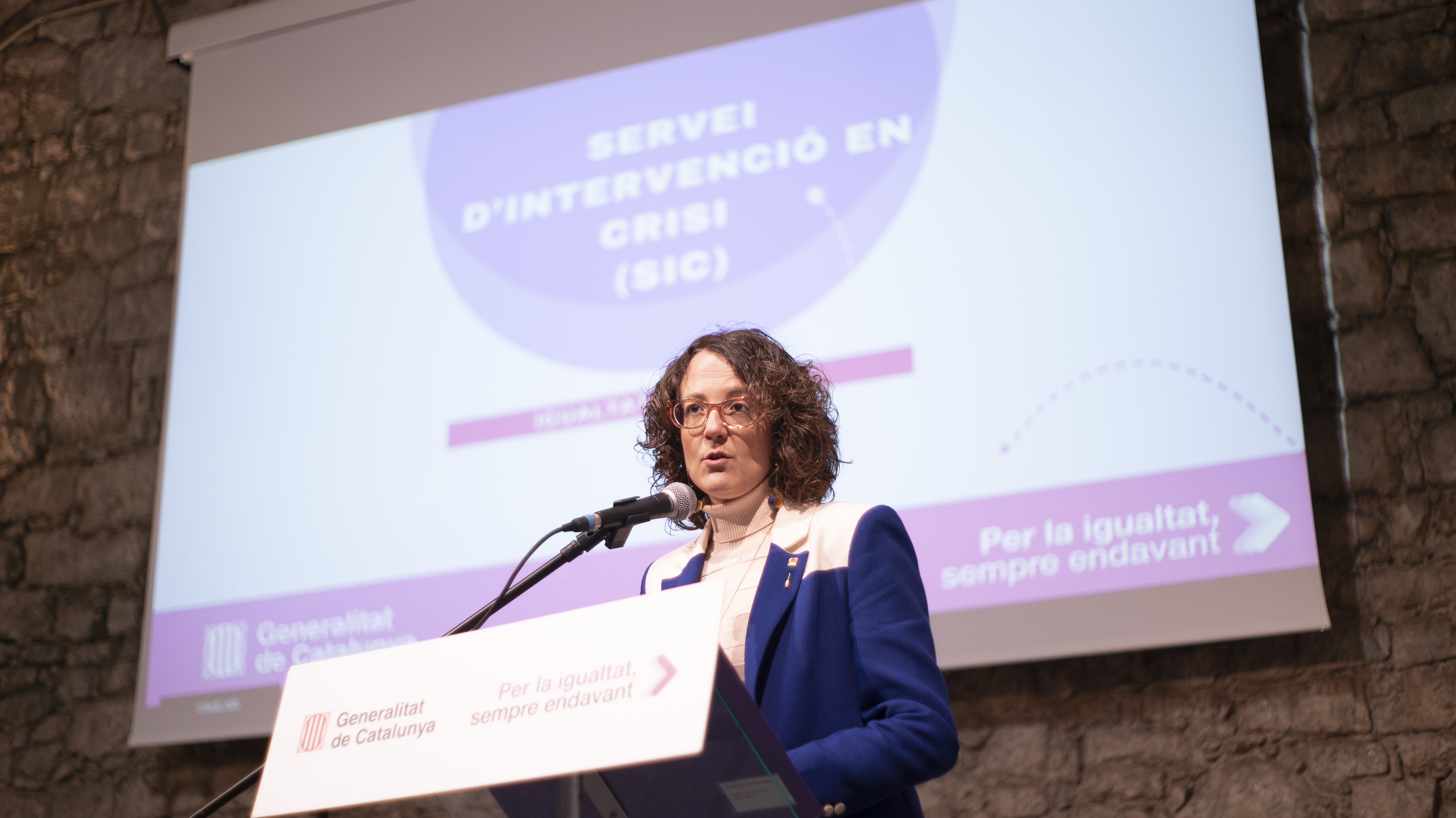 La consellera d'Igualtat i Feminismes, Tània Verge Mestre, presenta el Servei d'Intervenció en Crisi a Manresa.