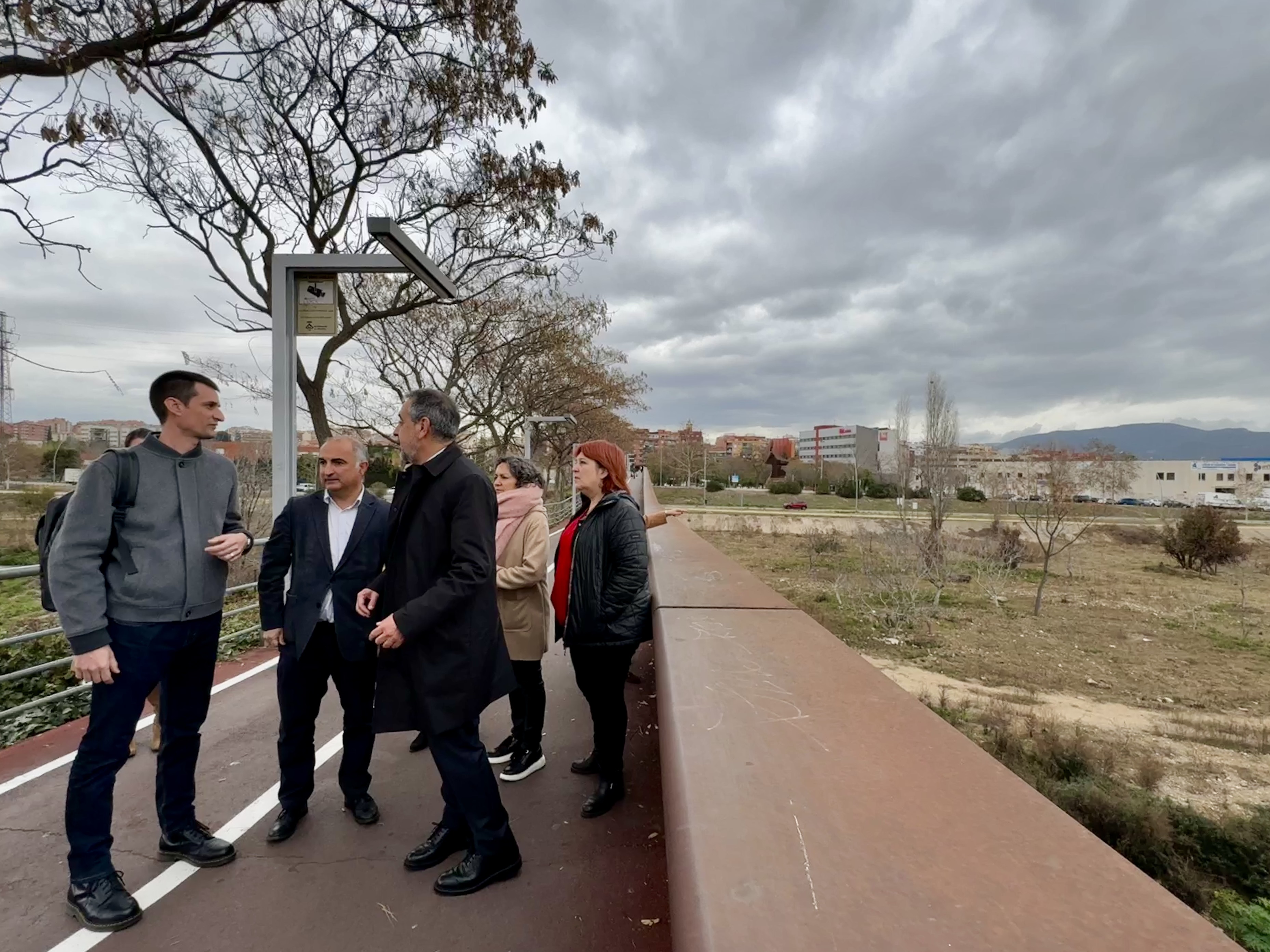 El delegat Joan Borràs i l’equip de govern de Ripollet visiten un pont d’accès al municipi.