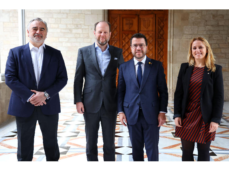 D¿esquerra a dreta, el conseller delegat de BME, Javier Hernani; el conseller delegat de SIX, Joss Dijsselhof; el president Aragonès, i la consellera Mas Guix