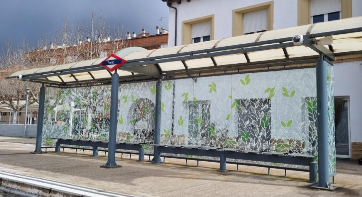 Imagen del artículo Ferrocarrils instal·la vinils especials per evitar l'impacte d'ocells a les marquesines de Tremp i La Pobla de Segur