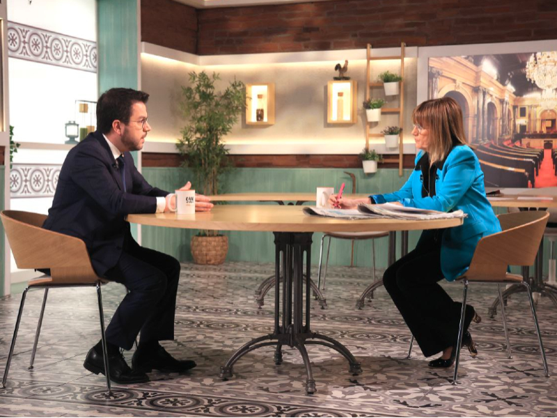 El president conversant amb Gemma Nierga durant l'entrevista a 'El Cafè d'Idees'