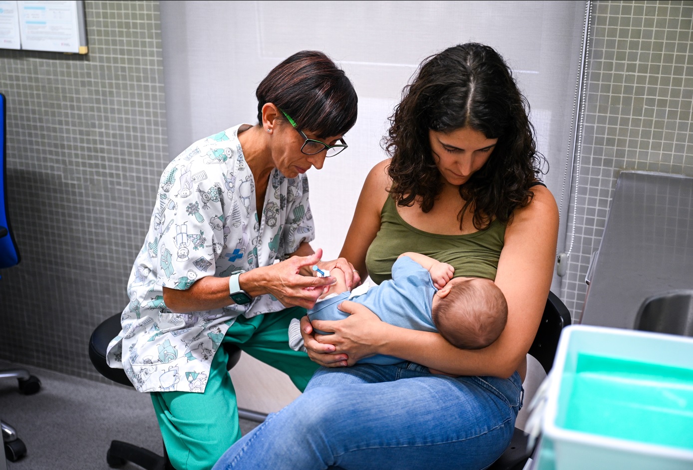 Fotografia d'arxiu del Departament de Salut d'una dona immunitzant el seu nadó al CAP Maragall de Barcelona, el 2 d'octubre de 2023, el dia que va començar la campanya