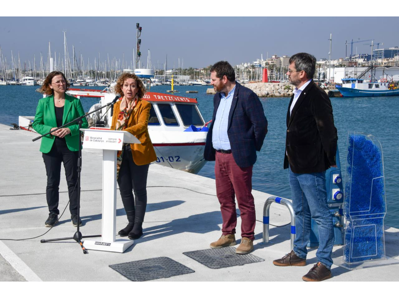 La consellera Ester Capella durant la visita a les obres de millora del port de Vilanova i la Geltrú