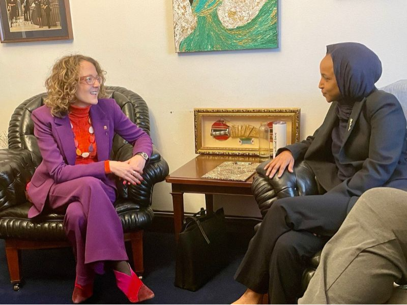 Imagen del artículo La consellera Verge es reuneix amb la congressista demòcrata Ilhan Omar per defensar una aliança feminista global