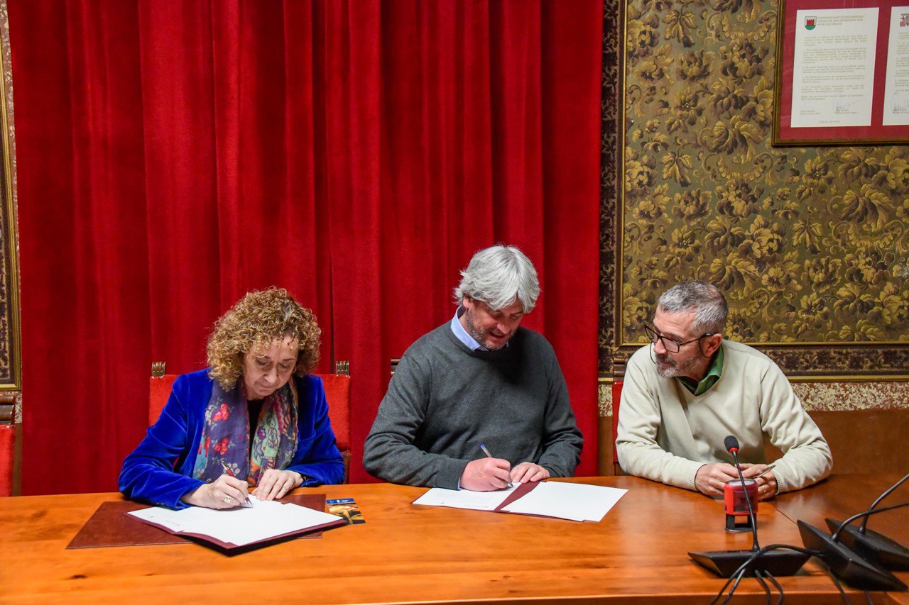 La consellera Ester Capella i l'alcalde de Moià, Dionís Guiteras, durant la signatura del conveni de millora d'accessibilitat del polígon de la Teuleria