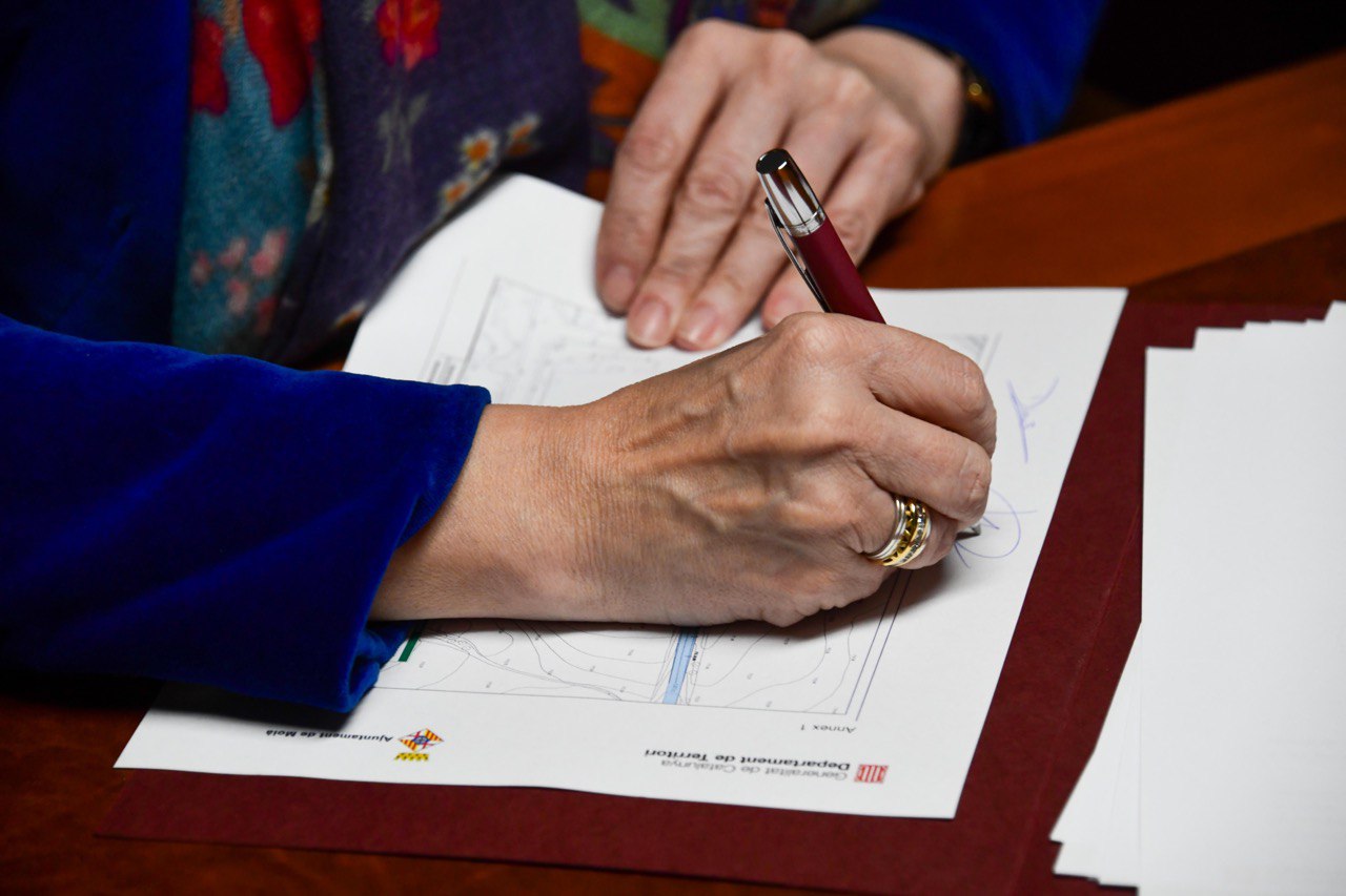 La consellera Ester Capella i l'alcalde de Moià, Dionís Guiteras, signen un conveni per la millora d’accessibilitat al polígon de la Teuleria 
