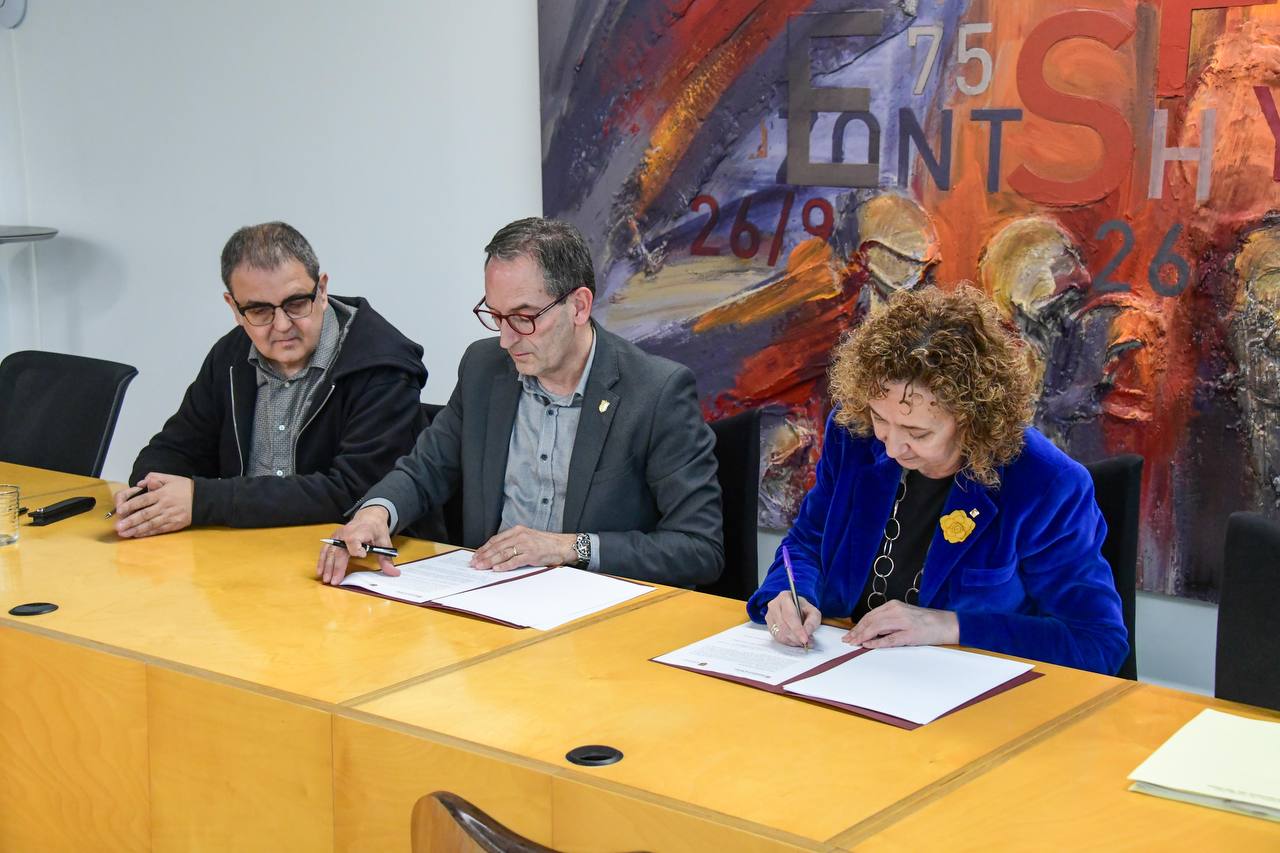 La consellera Ester Capella i l’alcalde de Sant Fruitós de Bages, Joan Carles Batanés, signen el conveni d'actuacions a la BV-4511 