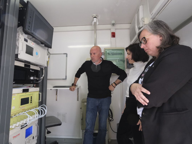 El conseller Mascort, aquest dimecres, visitant l'estació de la Xarxa de Vigilància i Previsió de la Contaminació Atmosfèrica (XVPCA) de la Generalitat a l'Eixample de Barcelona.