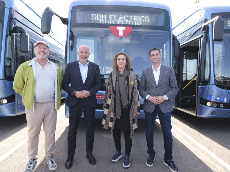 Imagen del artículo Mascort i Capella visiten els primers busos elèctrics d'un projecte de la Generalitat per descarbonitzar el transport públic per carretera