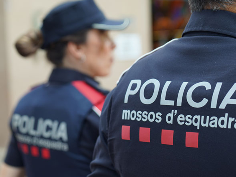 Imagen del artículo Els Mossos detenen a Barcelona un home que feia furts a domicilis de gent gran fent-se passar per operari d'una companyia elèctrica