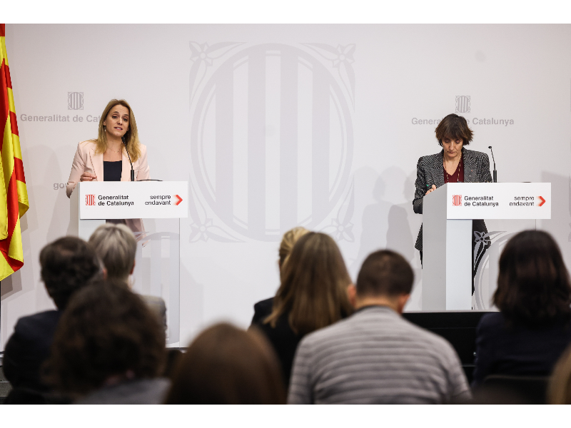La consellera Mas Guix acompanyada de la secretària d¿Hisenda, Marta Espasa, durant la roda de premsa