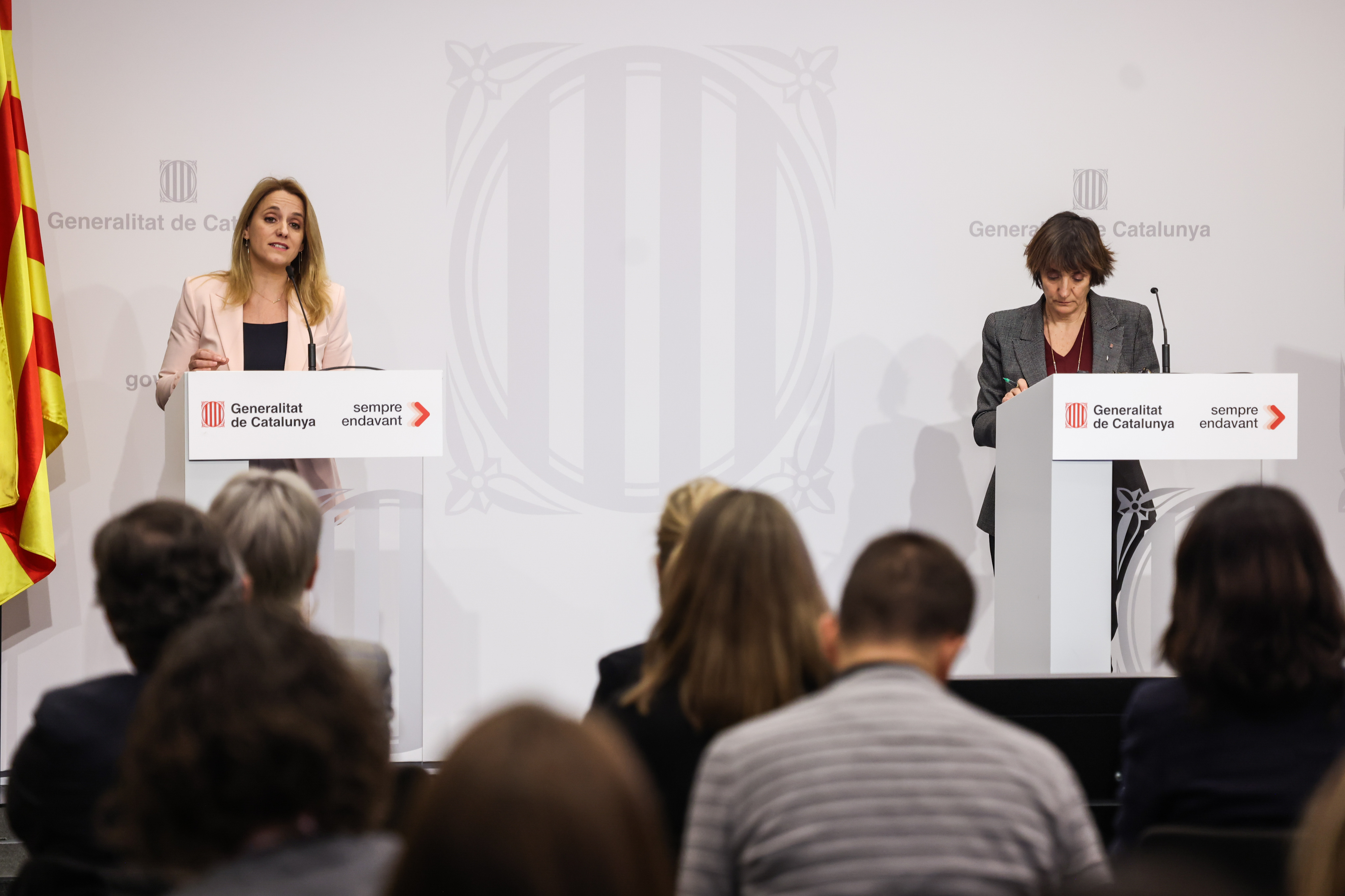 La consellera d’Economia i Hisenda, Natàlia Mas Guix, acompanyada de la secretària d’Hisenda, Marta Espasa, durant la roda de premsa