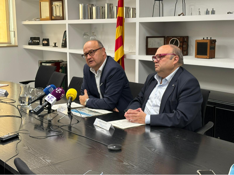El director de l'Agència Catalana del Consum I el director dels Serveis Territorials d'Empresa i Treball a Tarragona, Jordi Fortuny i Guinart, en l'atenció als mitjans. 