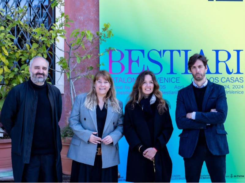 L¿artista Carlos Casas; la consellera de Cultura, Natàlia Garriga; la comissària, Filipa Ramos; i Pere Almeda, director de l'Institut Ramon Llull.