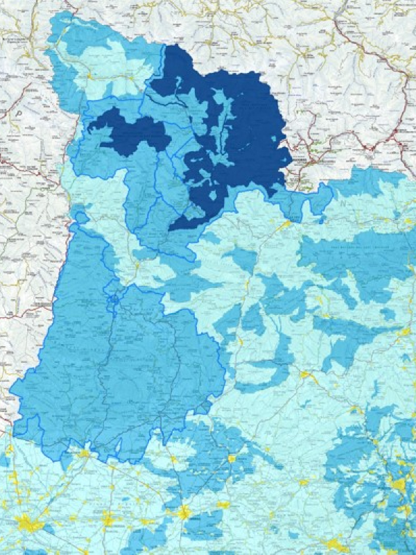 En blau més fosc, els punts de referència, i en blau fosc les zones de protecció màxima.