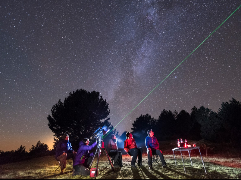 Activitat d'observació astronòmica al Parc Natural de l'Alt Pirineu.