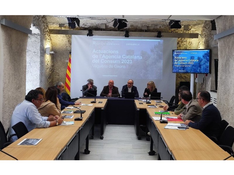 El director de l'Agència Catalana del Consum durant la reunió amb el director dels Serveis Territorials d'Empresa i Treball a Girona, Joan Martí Bonmatí.