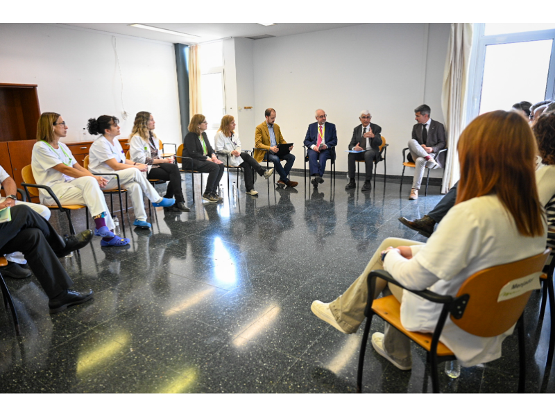 Reunió del conseller Balcells amb professionals de l'Hospital de Calella.