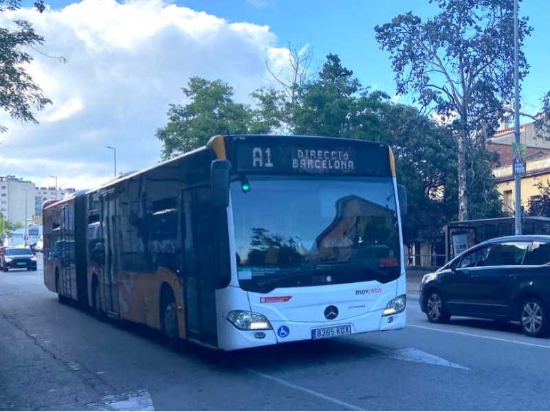 Imatge de l'autobús A1 al seu pas per Barberà del Vallès.