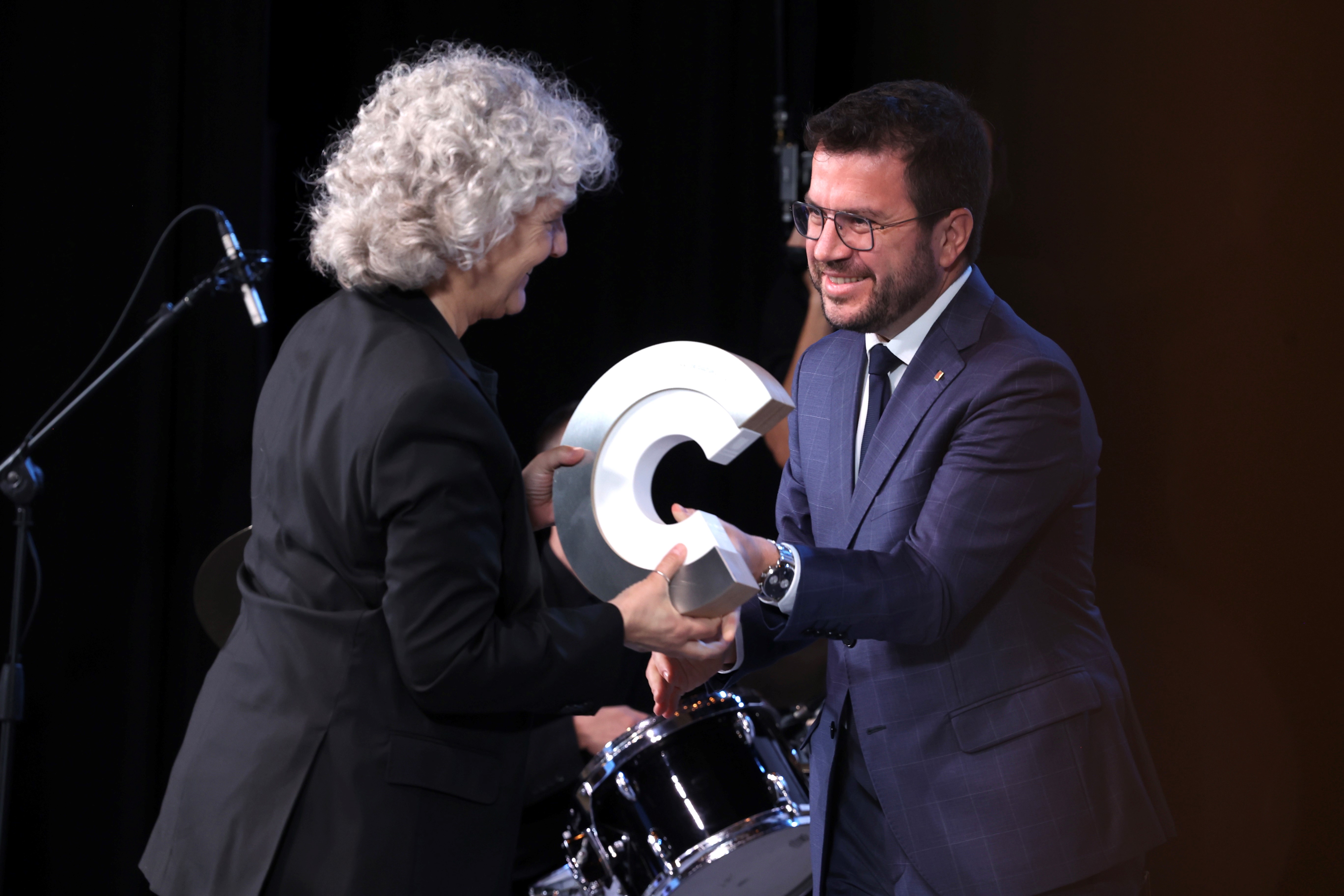 El president Pere Aragonès fa entrega del premi CoNCA a la cantant Mayte Martín. Fotografia: Rubén Moreno