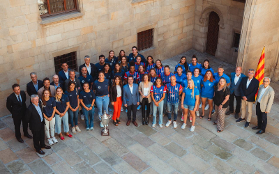 El president amb les jugadores i els equips tècnics dels Clubs de Natació de Sabadell, Sant Andreu i Mataró (Fotografia: Arnau Carbonell)