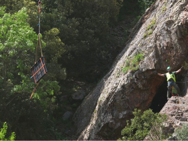 Imagen del artículo El Cos d'Agents Rurals col·labora amb el Parc Natural del Montseny en el tancament de l'accés a les antigues mines, per seguretat i protegir els ratpenats