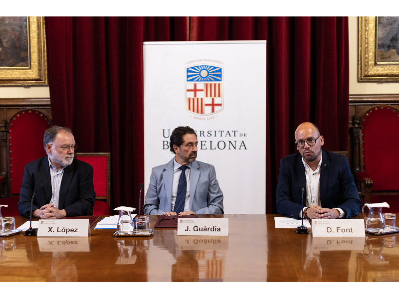 El director del CIRE, David Font, el rector de la Universitat de Barcelona, Joan Guàrdia, i el director de la Fundació Solidaritat de la Universitat de Barcelona, Xavier López