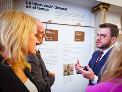 El president, les conselleres i l'interventor general, durant la visita a l'exposició (fotografies: Jordi Bedmar)