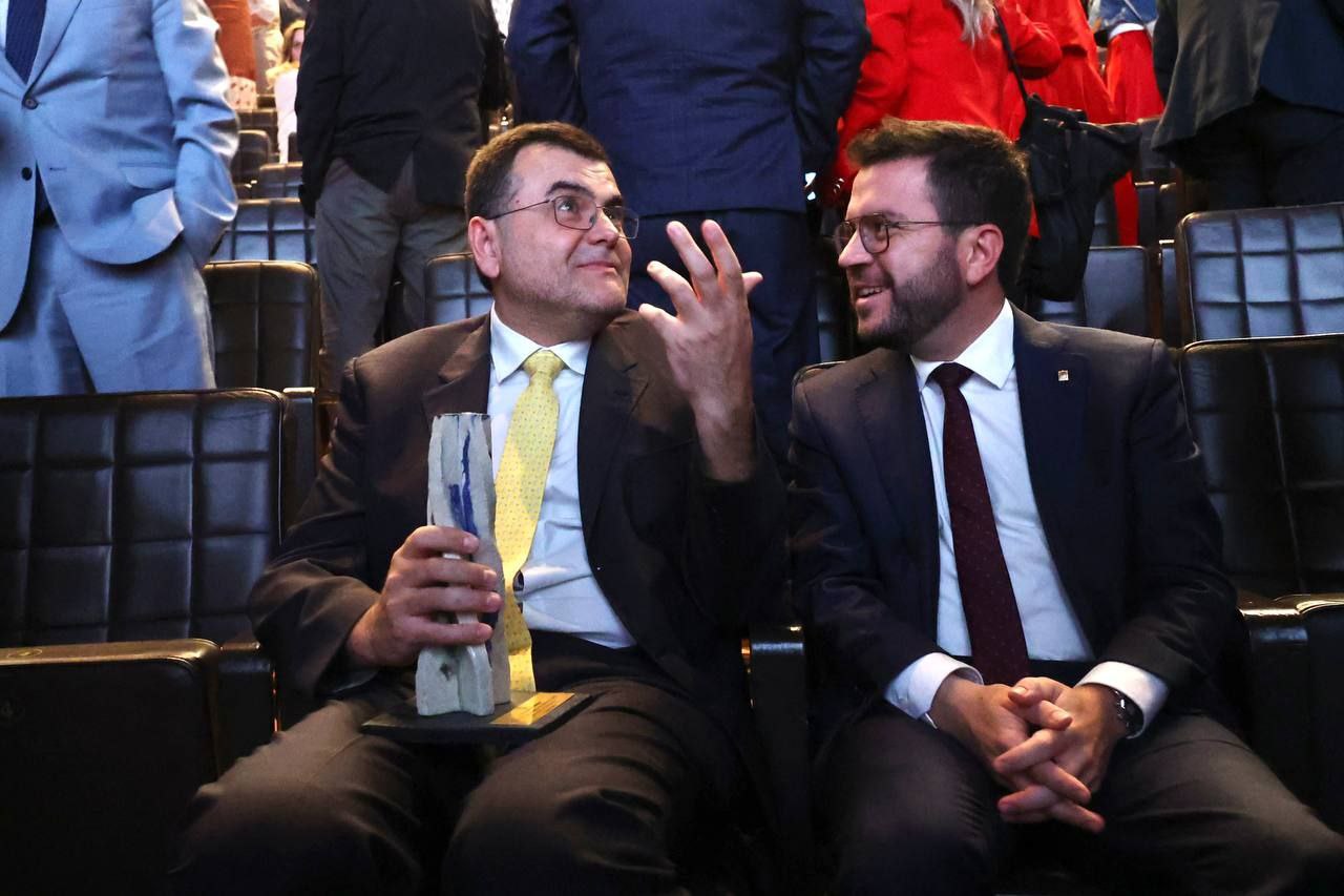 El president de la Generalitat, Pere Aragonès, i l'investigador guardonat al Premi Nacional de Recerca 2023, Eduard Batlle, en moments posteriors a l'acte. Fotografia: Rubén Moreno