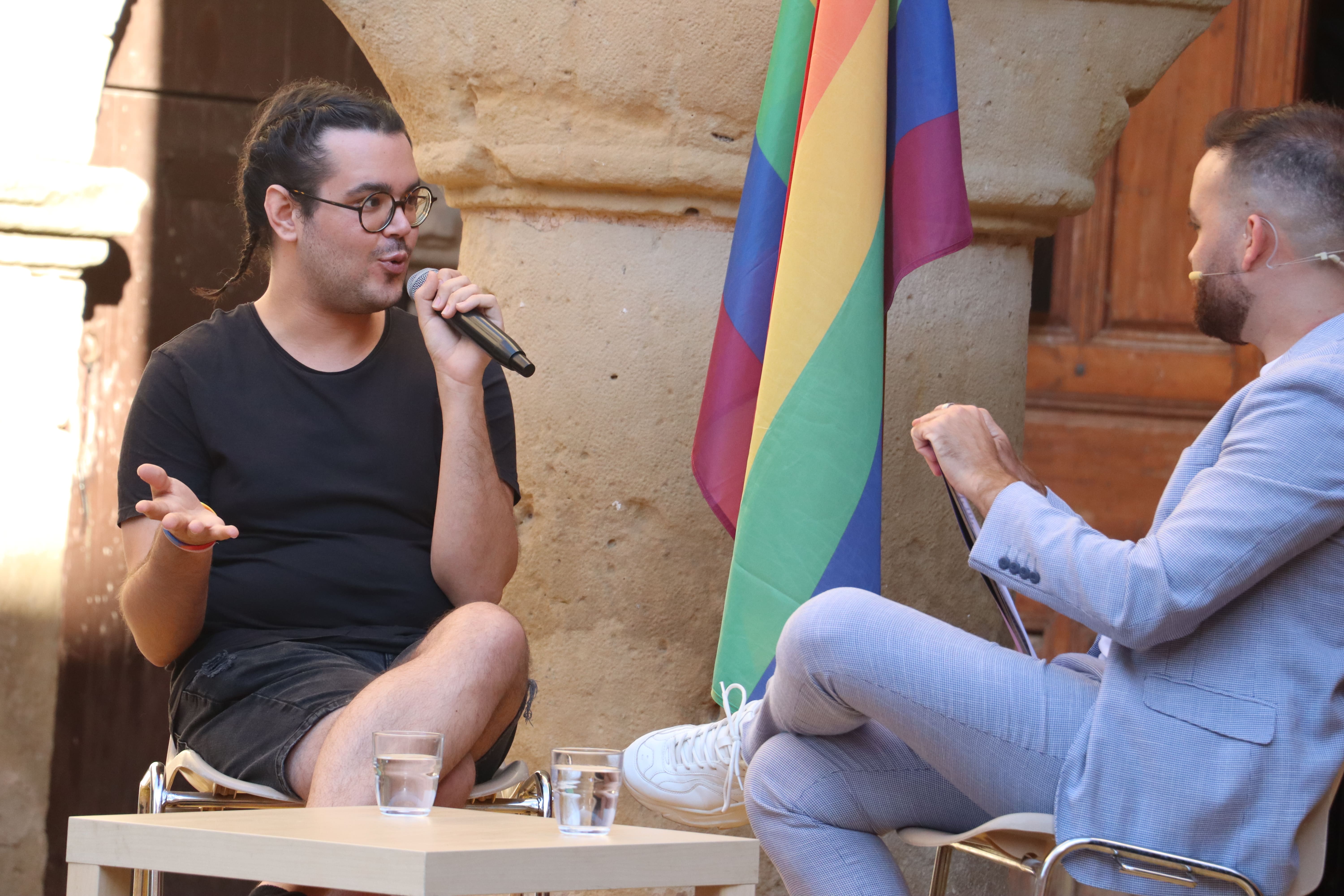 L’activista Jordi Labèrnia Vidal ha protagonitzat un col·loqui sobre les realitats LGBTI+ al món rural. 