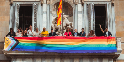 Penjada de la bandera LGTBI+ al balcó del Palau de la Generalitat. Autor: Arnau Carbonell
