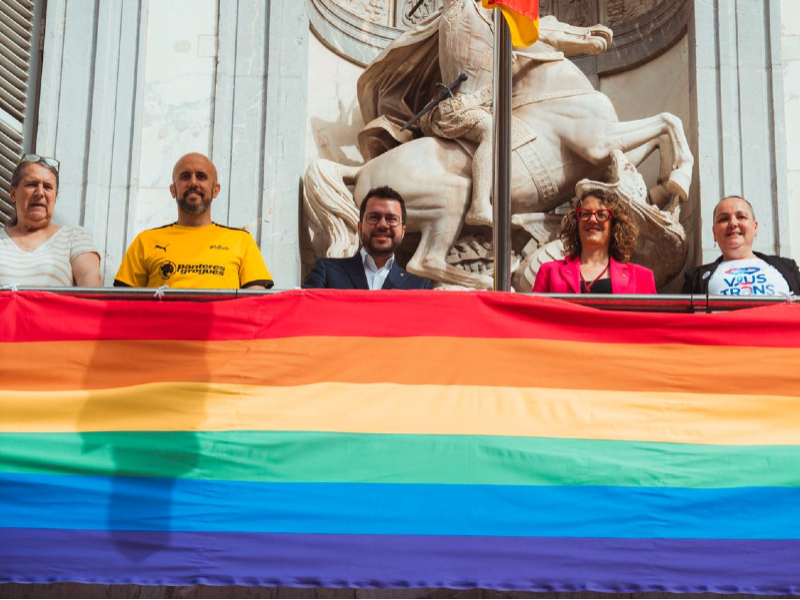 Penjada de la bandera LGTBI+ al balcó del Palau de la Generalitat