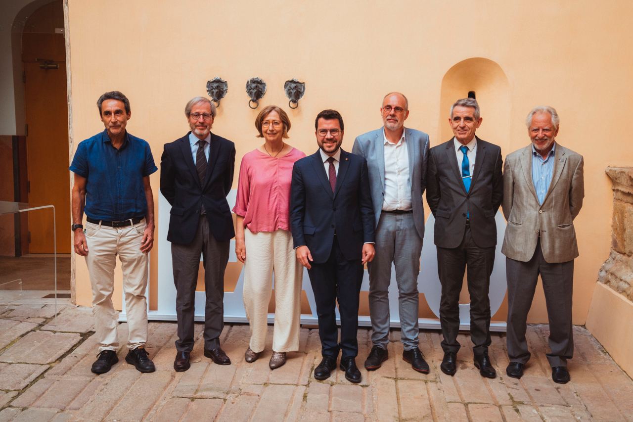 El president Aragonès i els exdirectors de l'Institut d'Estudis d'Autogovern.