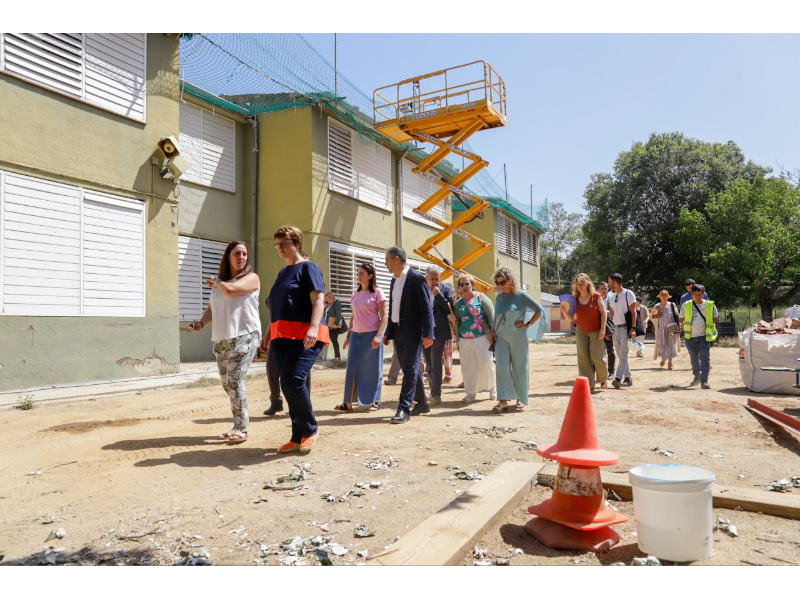 La consellera Simó visita les obres de retirada d'amiant de l'Escola Roureda de Sabadell