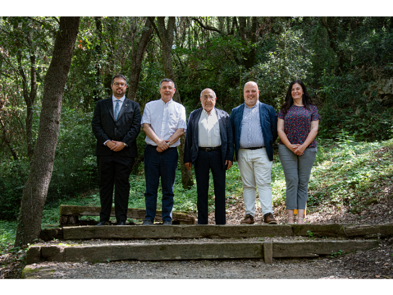 El conseller de Recerca i Universitats, Joaquim Nadal i Farreras, en la foto institucional de l'acte de reobertura de l'Arqueoparc Coves de Serinyà