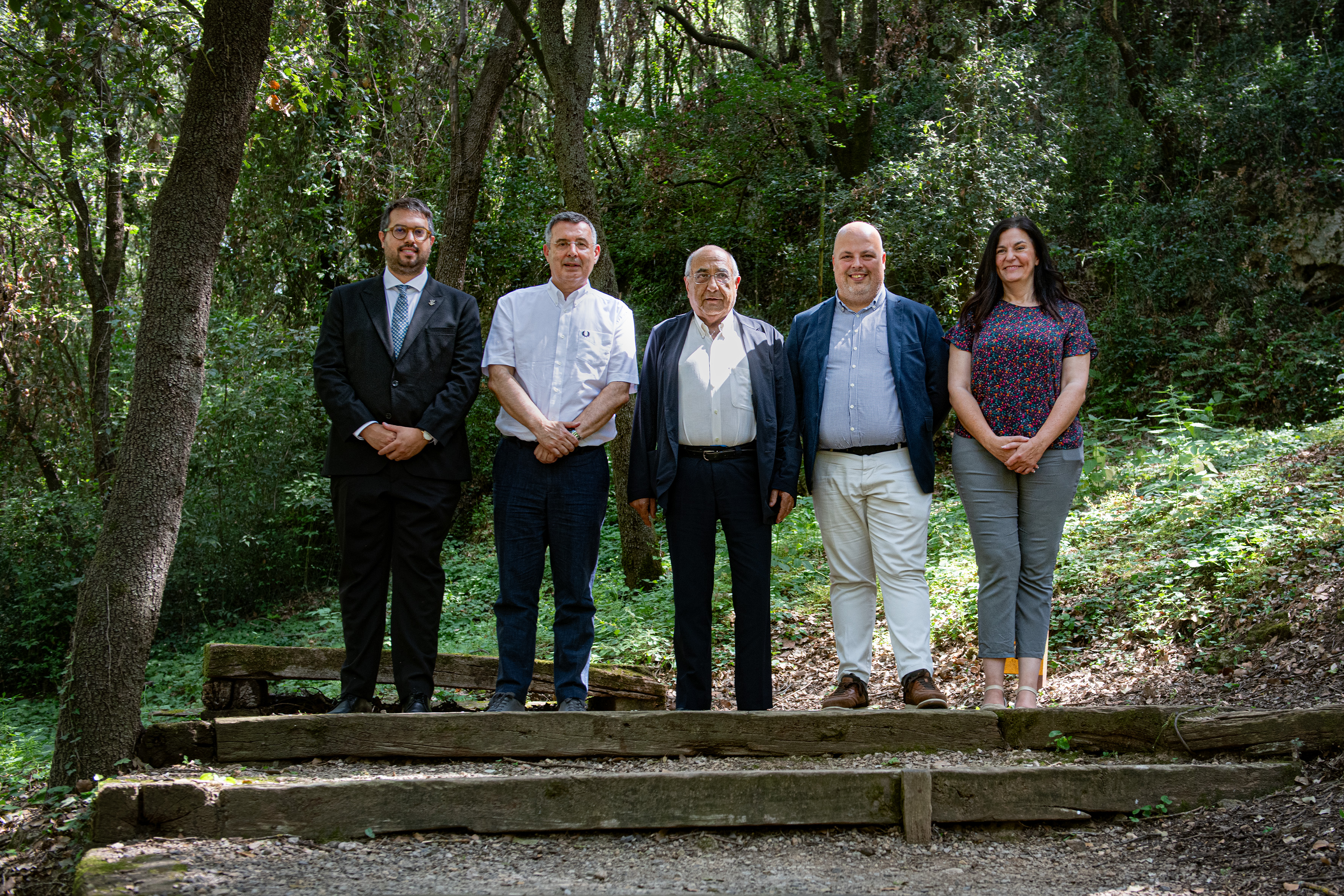 El conseller de Recerca i Universitats, Joaquim Nadal i Farreras, amb la resta d'autoritats assistents a l'acte institucional de reobertura de l'Arqueoparc Coves de Serinyà