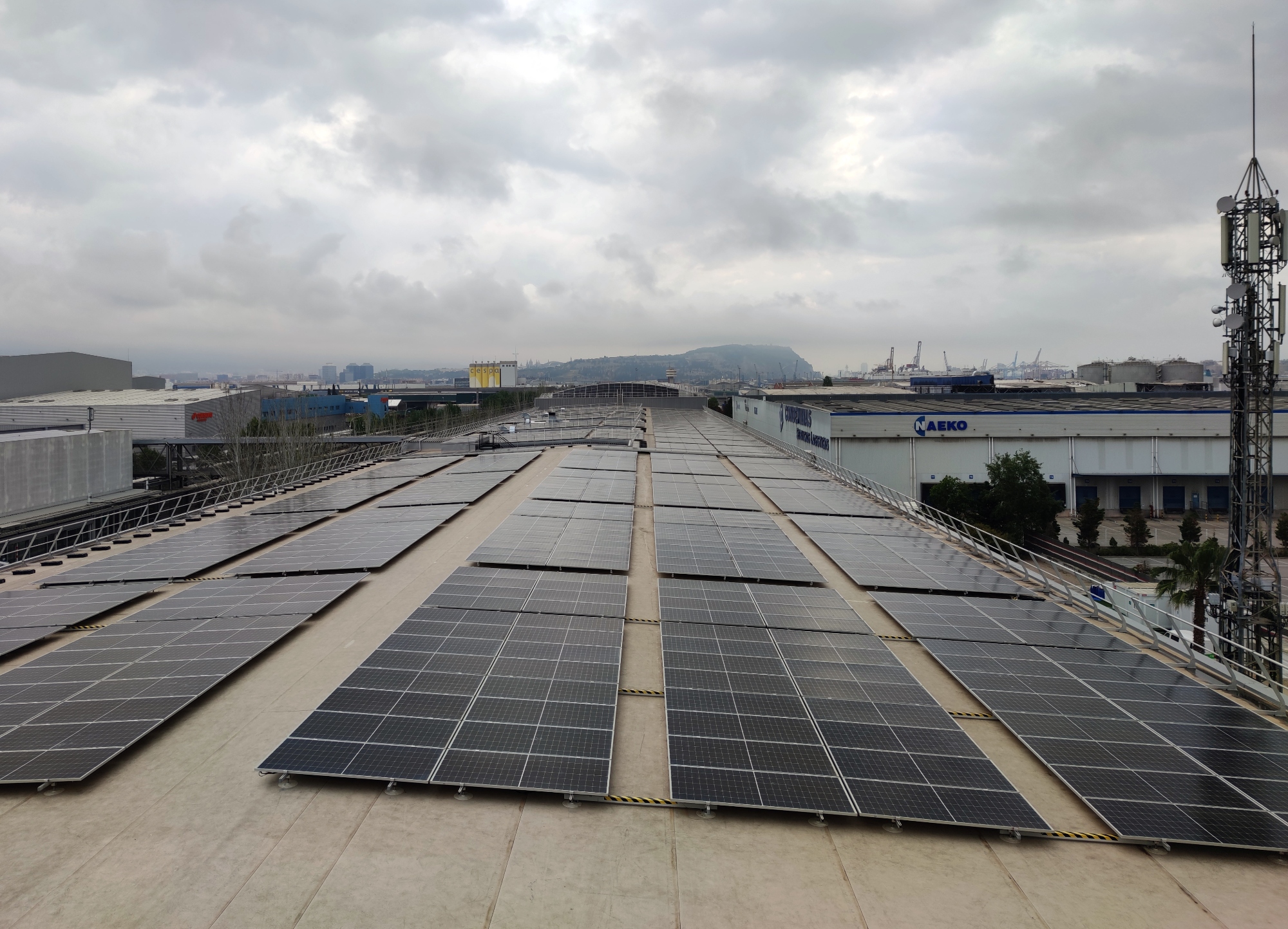 Imagen del artículo En funcionament els panells solars de la coberta dels tallers de l'L9/L10 de la Zona Franca