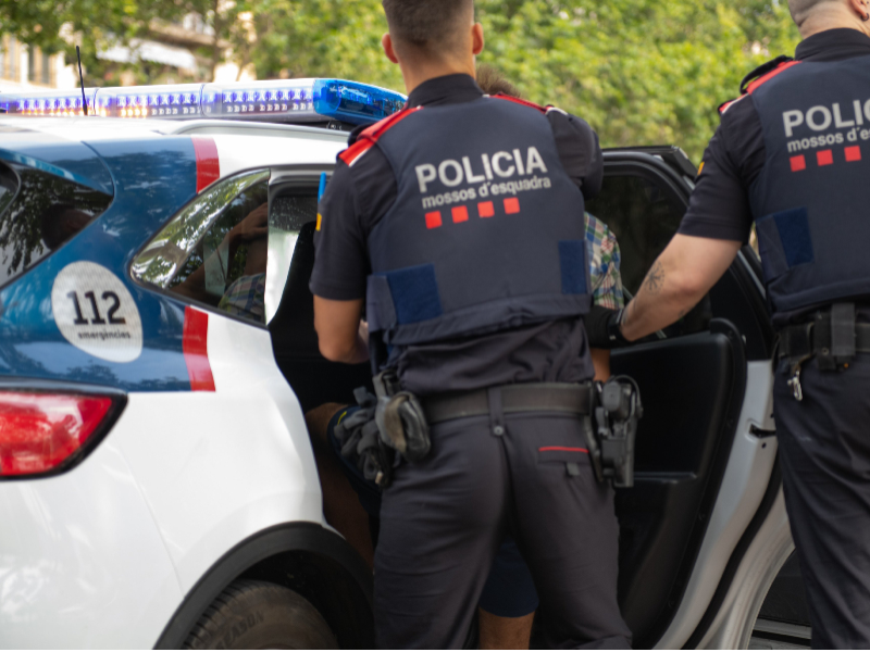 Imagen del artículo Els Mossos d'Esquadra detenen a Barcelona un home de 28 anys que robava a trasters i pàrquings privats de Barcelona