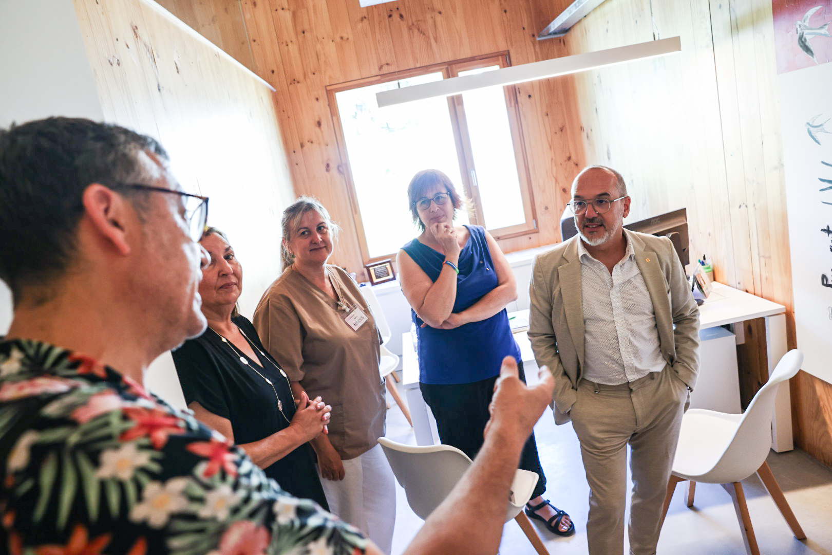 El conseller Carles Campuzano i Canadés durant la seva visita al centre de dia de l’Associació d’Alzheimer i altres trastorns neurocognitius de Reus i Baix Camp.  