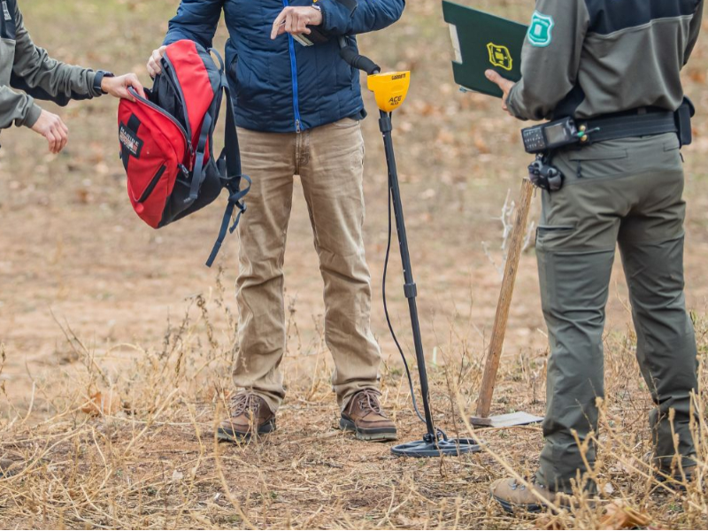 Agents rurals inspeccionanat una persona amb detector de metalls