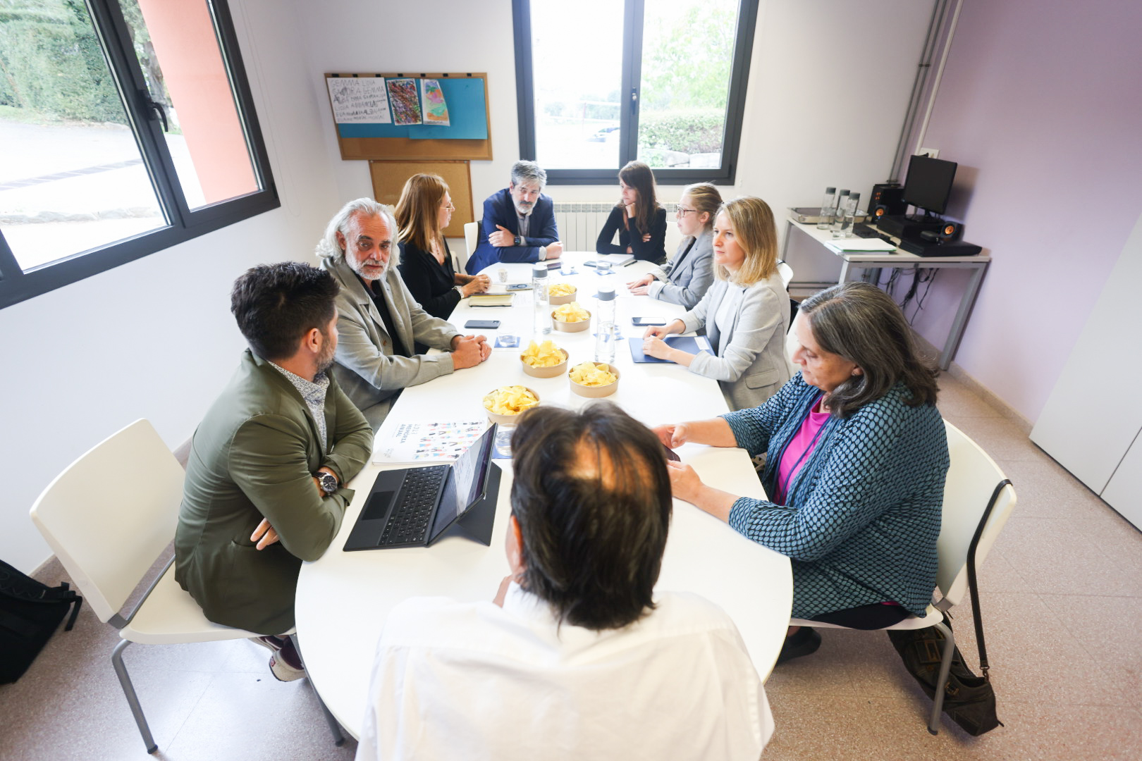 Reunió de la consellera Martínez Bravo i la secretària d’Afers Socials i Famílies, Carolina Homar Cruz, amb representants de DINCAT. Reunió de la consellera Martínez Bravo i la secretària d’Afers Socials i Famílies, Carolina Homar Cruz, amb representants de DINCAT.