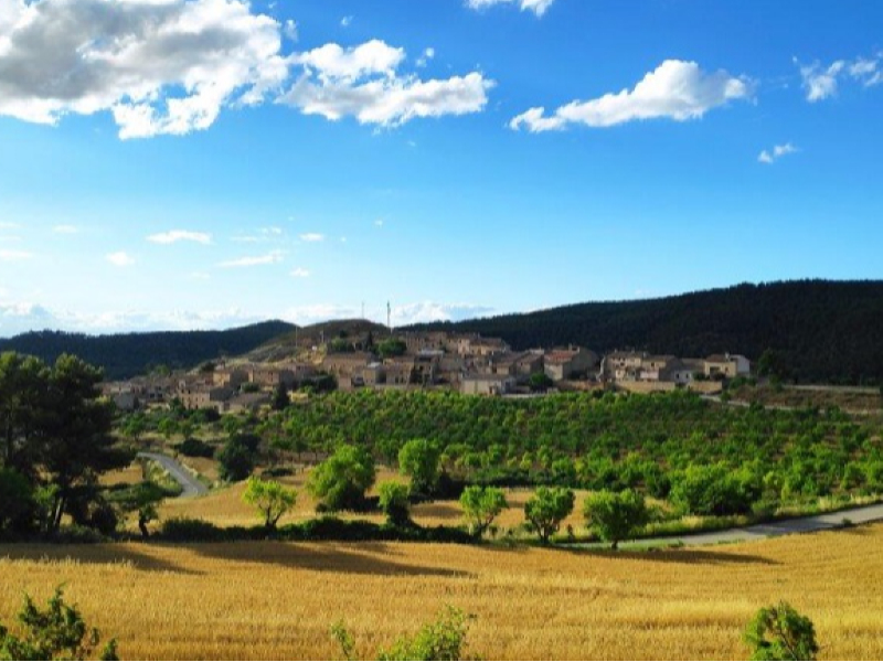 Vista general d'un poble rural a Catalunya 