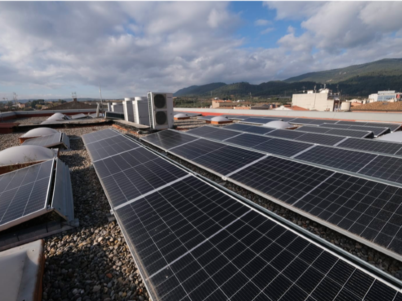 Plaques solars instal·lades en un edifici a Catalunya