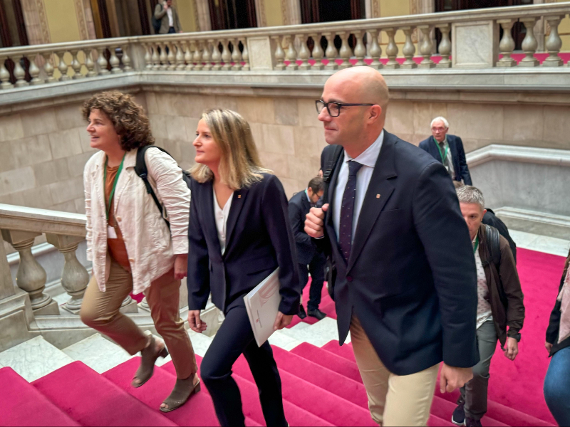 La secretàra d'Infància, la consellera Martínez Bravo i el secretari general arribant a la comissió de Drets Socials i Inclusió del Parlament.