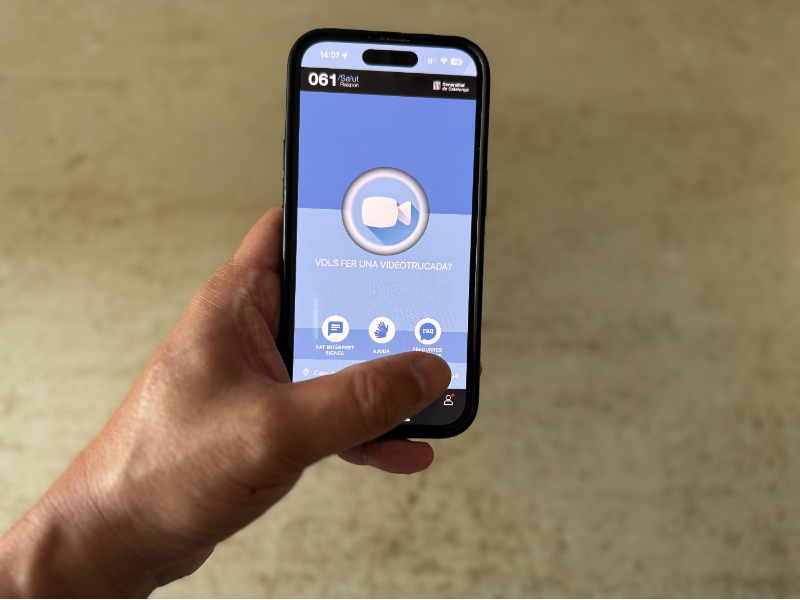 L'aplicació del 061 Salut Respon permet fer videotrucades a les persones sordes.