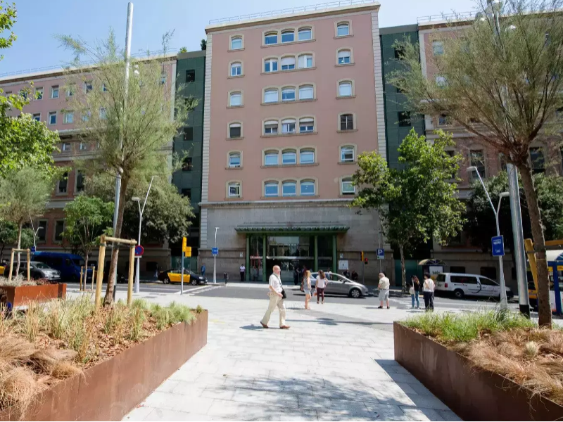 Entrada de l'Hospìtal Clínic des del carrer Villaroel, a Barcelona