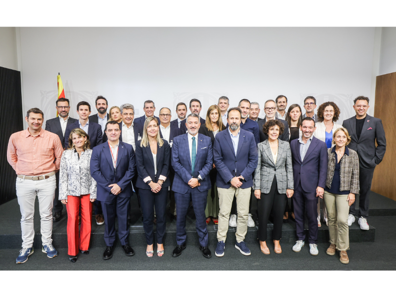 Foto amb empreses: El conseller Miquel Sàmper s¿ha reunit amb més de vint empreses del sector tecnològic amb seu a Catalunya per analitzar conjuntament les seves necessitats, reptes i oportunitats de futur. La trobada ha comptat amb representants d¿empreses del sector com ara: T-Systems, Cisco, Indra, Atos, Aws, Capgemini, DXC Technology, Eviden, Fujitsu, Google, Hewlett Packard, Ayesa, IBM, Inetum, Kyndryl, NTT Data, Masorange, Salesforce, Seidor, SopraSteria i Vodafone 