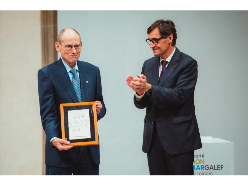 El president Illa i el guanyador del Premi Ramon Margalef d'Ecologia, Carlos M. Herrera | Fotografia: Arnau Carbonell